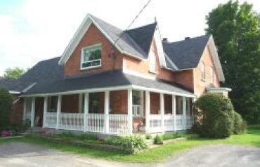 Ottawa beautiful private 7 1/2 acres within city limit