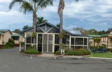 Alonga Waterfront Cottages and Villa's