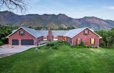 Utah Luxury, Secluded Back Yard with deer and creek, Indoor Sport Court.