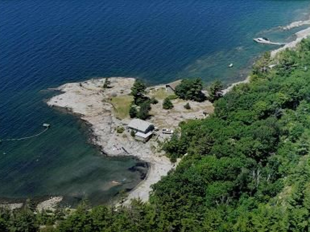 Bay waterfront, private, 5 minutes from Parry Sound, close to Muskoka Commercial Bay waterfront, private, 5 minutes from Parry Sound, close to Muskoka Commercial