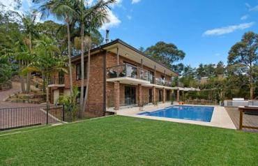 RESORT STYLE 40 SQ FAMILY HOME ON OVER AN ACRE - JUST 35 MINS TO CBD