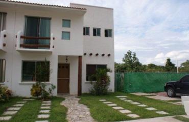 LUXURY HOME WITH POOL, SLEEP 10, BEACH 800 MTRS, GYM, PLAYA DEL CARMEN