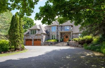 Luxury Cottage Style Resort Living Right In Whitby!!