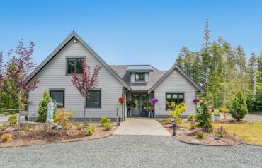 Executive Acreage in Coombs- Station Rd