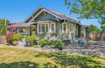 Unique Central Parksville Opportunity - Memorial Ave