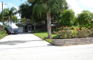 Beautiful relaxing private waterfront white sand beach home 25 min from disney and 30 min to tampa.Completely remodeled head to toe.