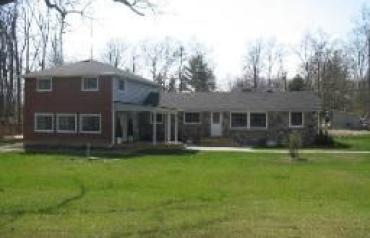 PRIVATE ESTATE (5 BDRM HOME, 3 BDRM COTTAGE, TENNIS COURT, POOL ONLY 10 MINUTES FROM NIAGARA FALLS