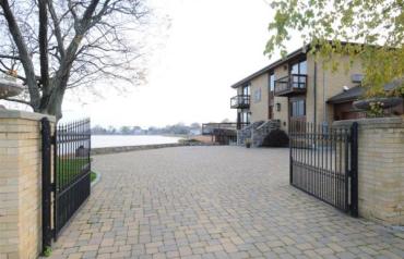 * * ULTIMATE LIVING IN CONNECTICUT* *