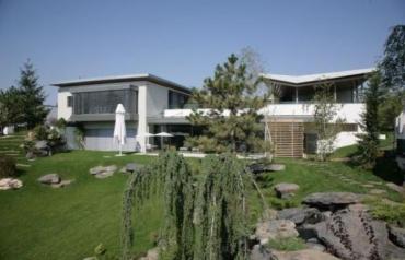 Lake House Green Paradise