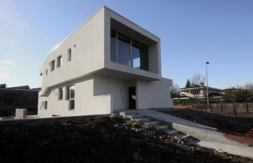 Building: 1 big apartment, 1 office, 1 shop which overlooks the main street of the valley