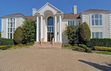 Refined Living a stone's throw away from NYC - 302 Bayview Drive